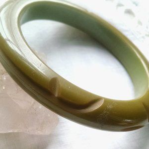 VINTAGE CHUNKY GREEN CARVED BAKELITE BANGLE BRACELET TESTED